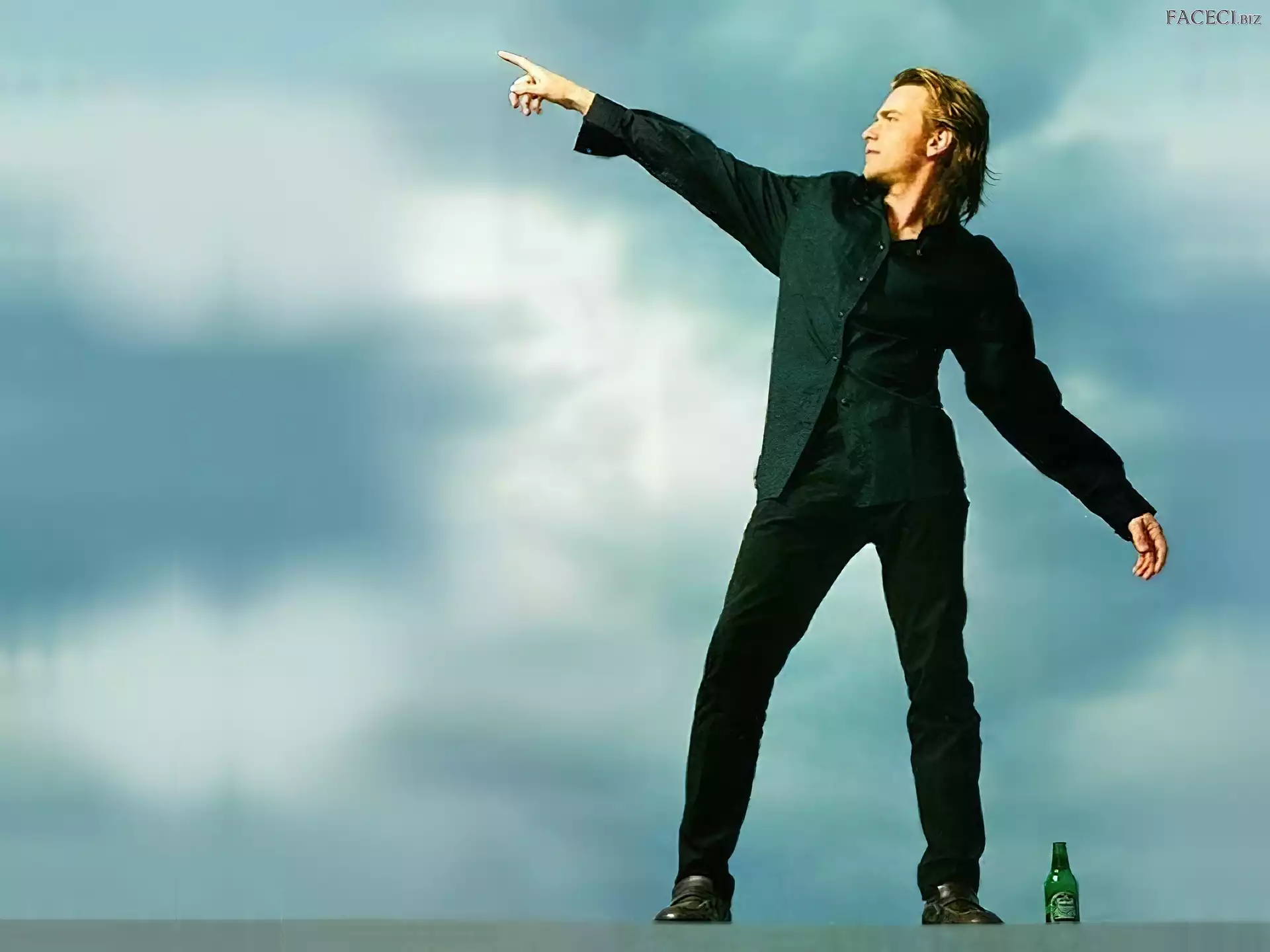 butelka, Ewan McGregor, ciemny strój